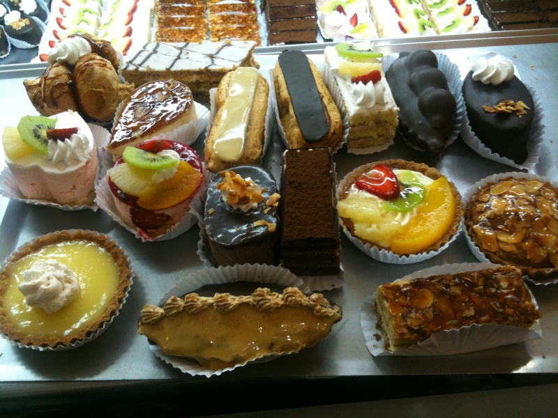 Je vous presente une patisserie viennoiserie delicieuse ! Elle se situe a Oued Romane, à coté du cimetiere. Ville situé a coté de El Achour, Draria., Alger
